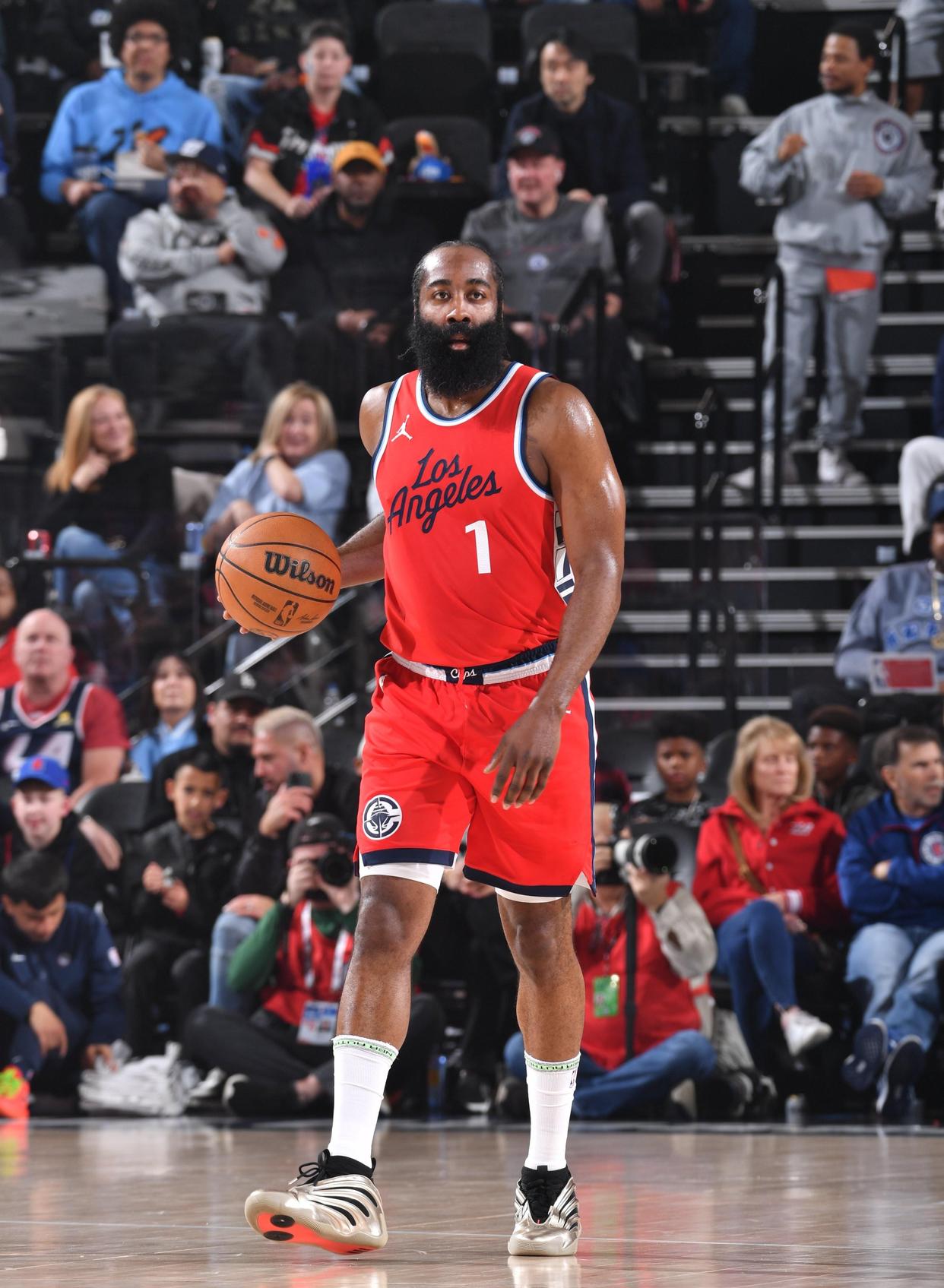 娱乐官方网站萨拉赫在雄鹿比赛中重返赛场，败北引发热议！(21年雄鹿夺冠阵容名单)