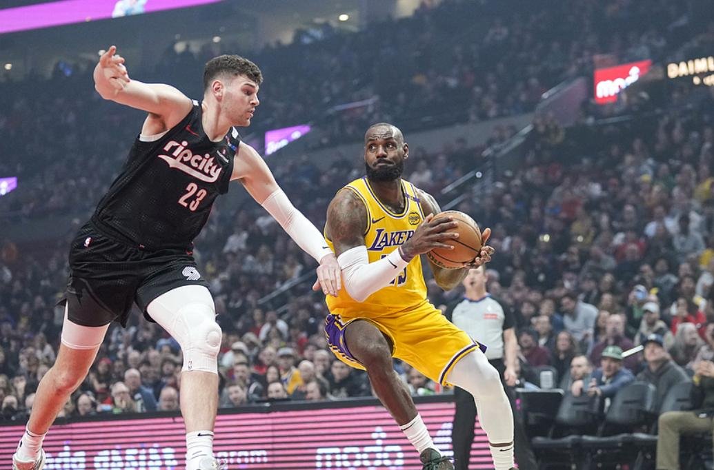 APP下载关于巴特勒焦点对战，詹姆斯与80激战阿森纳分钟，重返赛场胜负难料！比赛高潮迭起的信息